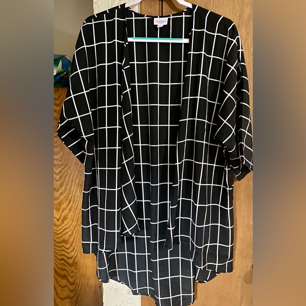LuLaRoe LINDSAY Black/White Checkered Waterfall Style Kimono 27” PTP Size: M